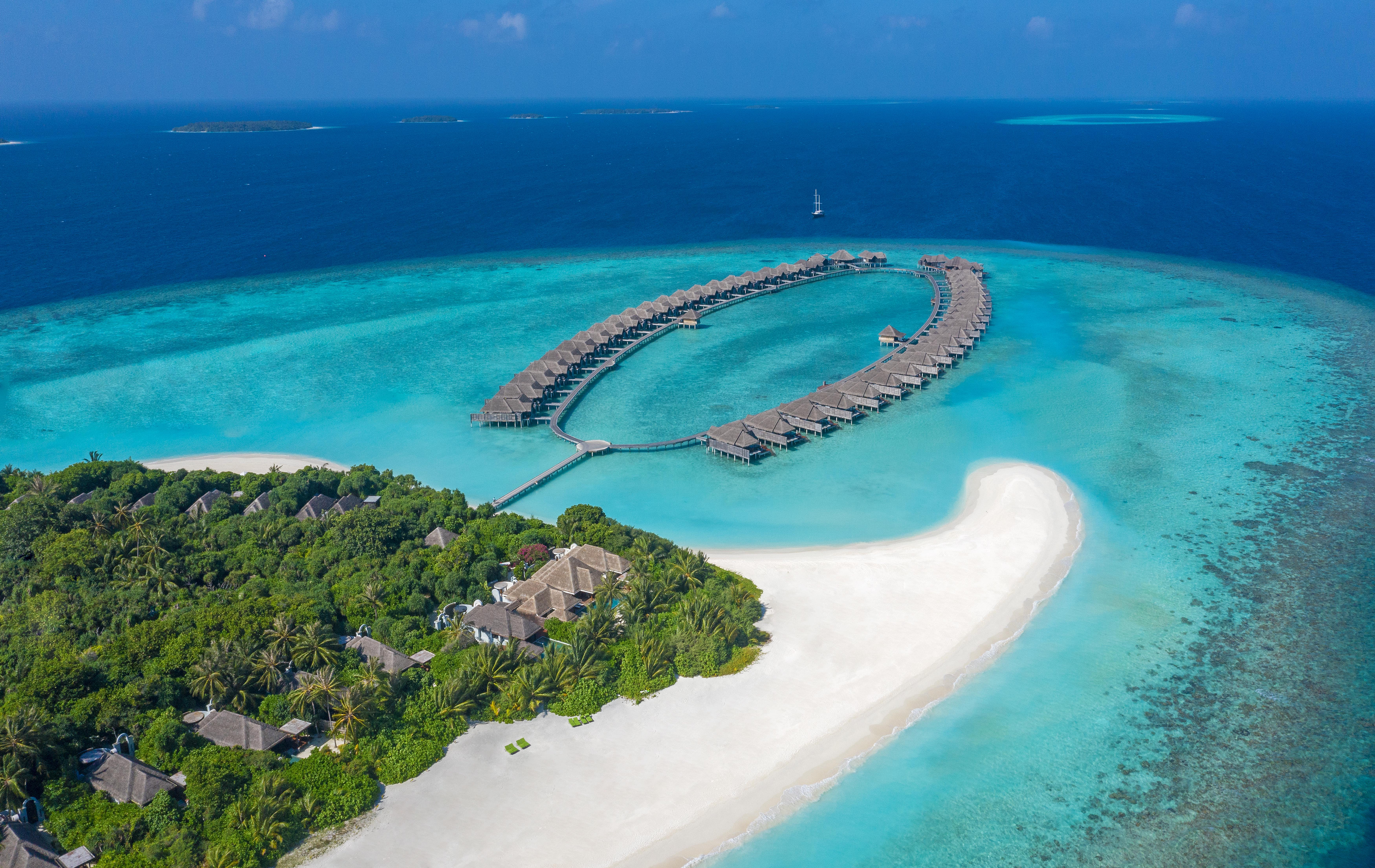 Anantara_Kihavah_Exterior_View_Beach_and_Over_Water_Villas
